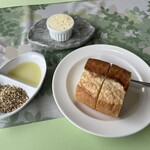 トミズダイナー - デュカ・オリーブオイル・ガーリックバター・バケット