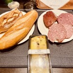 가루이자와 델리카테센 - 旧軽銀座での戦利品　アトリエフロマージュのタコとモッツァレラのアヒージョ　フランスベーカリーのパン