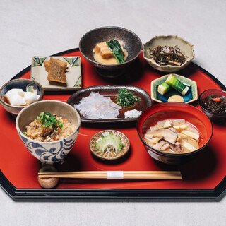 可以充分享受冲绳料理魅力的“Utuimuchi Gozen”