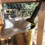 韻松亭 - 白ワイン：chateau la Rayre  の白。ふわっと上品にフルーティでわずかな渋みが料理にぴったり。