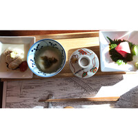 韻松亭 - 一の膳。ゆば、さしみ、寄せ豆腐、茶碗蒸し。主張しない美味しさ