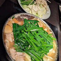 博多もつ鍋 やま中 赤坂店 - 追いモツは奥にある野菜を入れて待ちます。