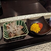 博多もつ鍋 やま中 赤坂店 - 前菜は盛り合わせ。当日はゴボウのスープとすじ煮。