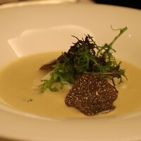 スプレンディード - ポワローとじゃが芋のブルーテ トリュフ 温度玉子