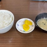 大衆中華 珍萬 - ライス、たくあん、味噌汁