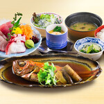 Golden sea bream stew and sashimi set