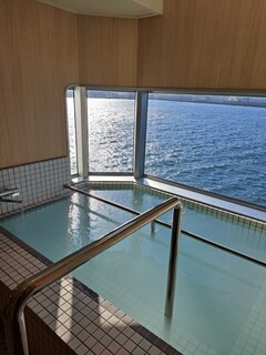 Nagata Tankusuji - 高松を出港した新造船は船内に海を眺めながら浸かれる風呂や……