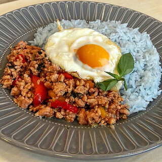 The popular gapao rice with a choice of spiciness is available with pork and Seafood ◎