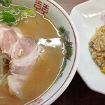 いちまさ - ラーメンと焼き飯。焼き飯はもはや炊き込みっぽい
