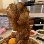 Nikujirumen Susumu - 「肉汁麺レベルMAX」肉リフト。幅 5cm、10cm 近い長さを有する豚バラ肉を、片栗粉を塗した上でカラリと油で揚げ、更に、中華鍋で炒めながら、その揚げた豚バラ肉に甘辛い特製だれを絡める。