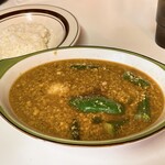 Kare Damashii Desutoroiya - 【2023年10月】ナット挽肉カレー＠1,050円。辛さ9番（中辛ゾーン）、ライス小盛170g、提供時。