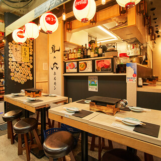 Authentic Yakiniku (Grilled meat) to enjoy casually in Ebisu Yokocho. A wide range of drinks too