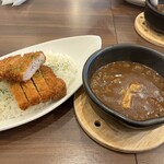 Oufuu Donabe Kare Oumiya Seiuemon - 大分県錦雲豚のロースカツカレー(大盛) 1,420円