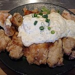 Kyuushuu Izakaya Katete - 九州居酒屋 かてて 八丁堀アパホテル店 自家製タルタルソースがたっぷり掛けられる鶏もも肉の唐揚げ