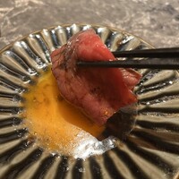 北新地焼肉 きらく - 卵黄を絡めてとろける美味しさの和牛ロースを楽しみます♥️