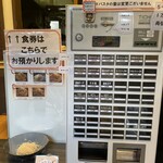 パスタ人 - 店内入って正面にある券売機