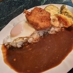 カレーショップ ミクロ - ミニチキンカツ、目玉焼き、季節の天ぷら