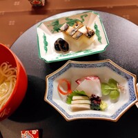 料亭 二蝶 - サワラ押し寿司　お造り（タイ、タイラギ）