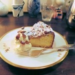 伊東屋珈琲 - 松の実ののったチーズケーキ。420円位。
