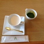 翆 - 抹茶ラテ  抹茶は別容器に入っているので自分好みの濃さに調整ができます。