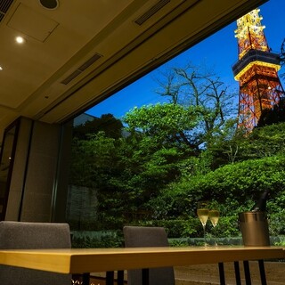 大きな窓から緑豊かな風景を眺めながらごゆっくりとお食事をお楽しみください。