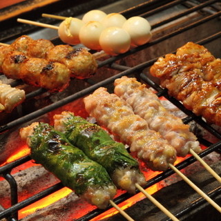 いぶし串銀　坊 - 料理写真:朝挽きの赤鶏を仕入れ、一本ずつ手串で仕込む『串焼き』

