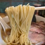 支那ソバ おさだ - 加水高めの中細ストレート麺はスープとベストマッチ。