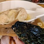 支那ソバ おさだ - てるてる坊主型のワンタン5個入り。