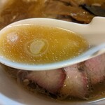 支那ソバ おさだ - 仕上げ油が香ばしいスープ。