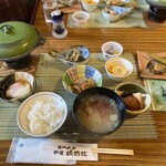 松川温泉　峡雲荘 - ご飯よそってお味噌汁も配膳