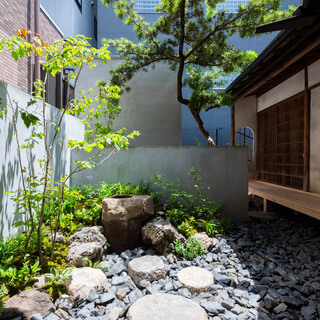 在由京都町家改装而成的时尚日式现代空间里，度过舒适的片刻时光