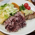 キッチン ブルー グローブ - ご飯、サラダ、お新香を乗せてワンプレート