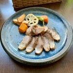 バルバルキッチンアメリ - ランチ：鰤の洋風タタキ(¥1,180) メイン
      もう少し厚く切っても良いのでは？燻製の効果より魚の味の方が強いから薄切りなのかもしれないが…。
      味は良いが、鰤の調理法としてこれはどうなんだろう？