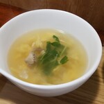 キッチン ブルー グローブ - 玉子と茸のスープのアップ