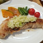 キッチン ブルー グローブ - 豚ロースソテーのアップ