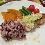 キッチン ブルー グローブ - ご飯を乗せて肉汁を吸わせます