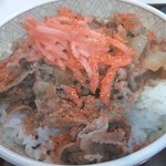 すき家 - 牛丼、紅生姜と七味をたっぷりかけて