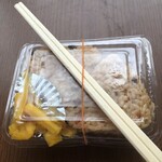 丸幸ラーメンセンター - ちゃんと割り箸と沢庵が付いてます