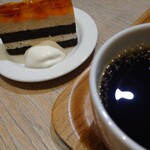 Cafe' MUJI - コーヒーとリンゴのキャラメルケーキ(季節限定)のセット。