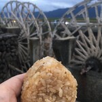 Aコープ - 外でおにぎりを頬張ると『裸の大将』気分