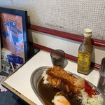 カレー屋ジョニー - ソース瓶のゴミ感がキテます(^ ^)