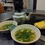 Nam Puu - 「どろ焼き」はこのお出汁につけていただきます。小さなヤカンにお出汁が入ってます。