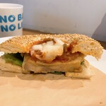 ポコベーグルカフェ - 季節柄のメニューでジンジャーチキン。よくある甘めのタレではなくて、しっかりジンジャー。ぴりっと辛い。美味しかったです。この姿勢好き。