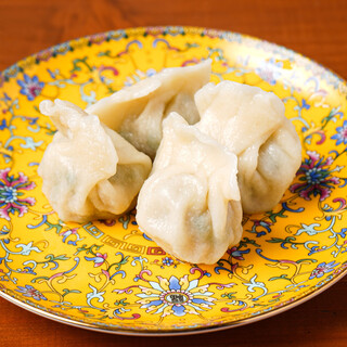 当店の餃子は全て手包みにてご提供。