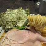 228195440 - 黄金色のスープに短角の酒井製麺。この独特の麺に最高バランスのスープが旨い。