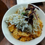 灼味噌らーめん 八堂八 - 日替飯 400円、エビ出汁ごはんの釜揚げしらすのせになります