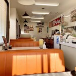 ラーメンとん太 - 店内。
オレンジのシートがシブい！