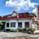 ラーメンとん太 - 店舗外観、
雨天後は高級車乗りには辛いかもね。