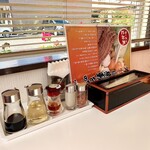 ラーメンとん太 - 整った卓上セット。