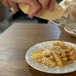 edelweiss Italian&cafe - 目の前でパルメジャーノチーズをかけてくれます！